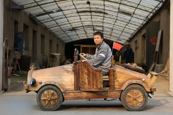 沈阳一木匠打造木头电动汽车